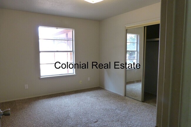 Building Photo - Spacious 3 bedroom 2 bathroom home