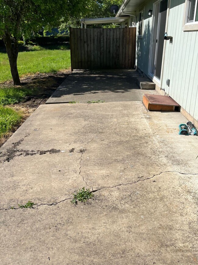 Building Photo - Newly remodeled 2 bedroom 1 bath duples