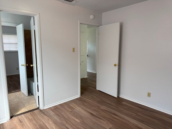 Building Photo - 132 Meadow Way