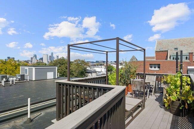 Building Photo - 205 W 8th St