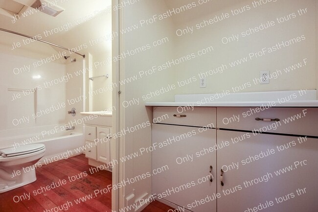 Building Photo - 3232 N Michigan Ave