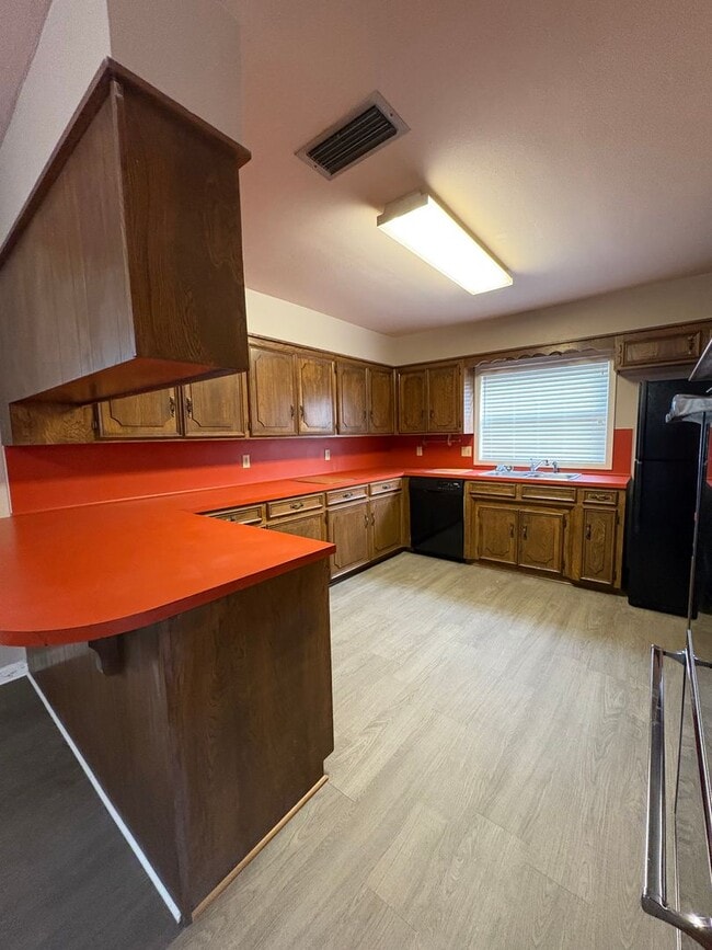 Building Photo - Beautiful 3 bedroom/2 bath with Garage and Central Air & Heat!