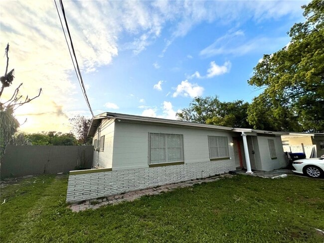 Building Photo - 5009 Deauville Dr