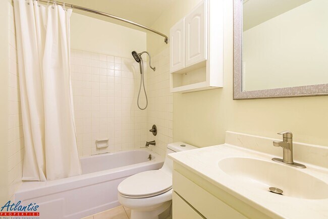 Building Photo - Lovely Townhouse | Loft | A/C | Desirable ...
