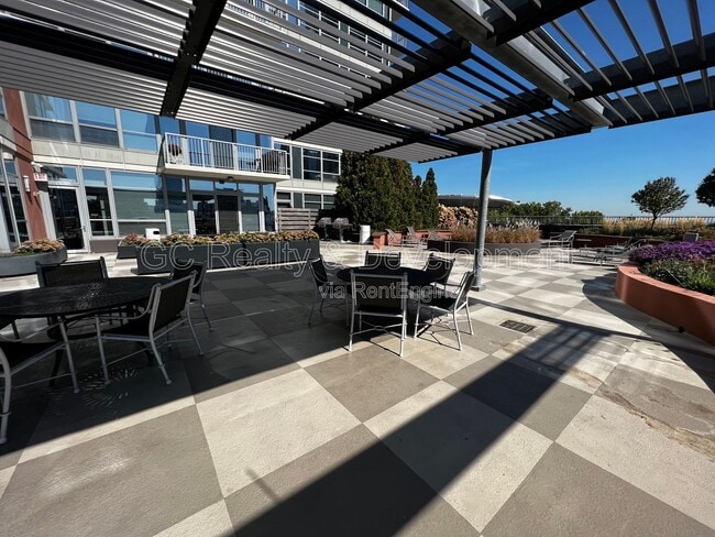 Building Photo - 1600 S Prairie Ave