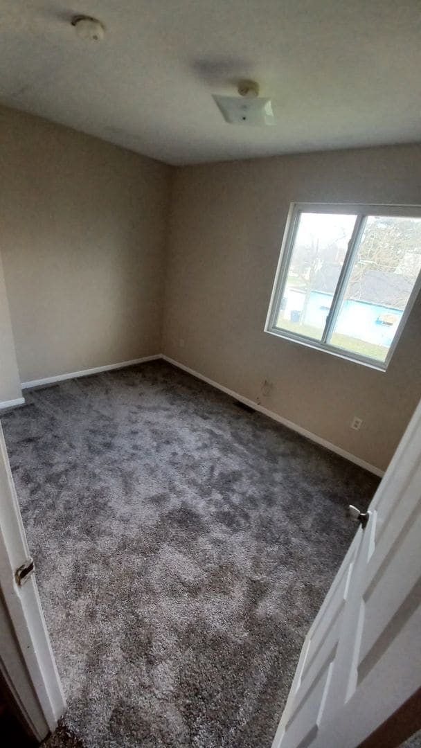 Building Photo - Spacious 4 Bedroom 2 bath house located ne...