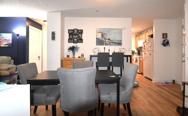 Building Photo - Reduced! Impeccably Maintained, Move-in Re...