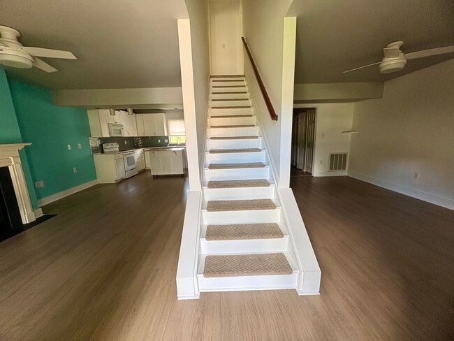 Building Photo - 2 Bedroom 2.5 Bathroom Townhome in Mechani...