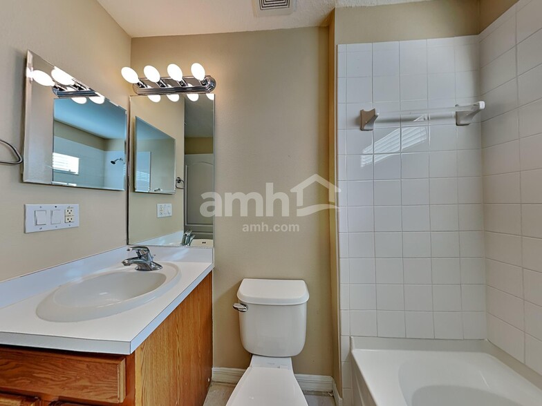 Building Photo - 12723 Lake Vista Dr