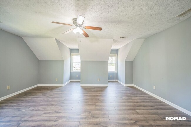 Building Photo - Spacious 3BR, with bonus room House in Law...