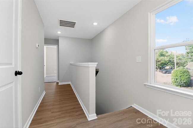 Building Photo - 337 N Hoskins Rd