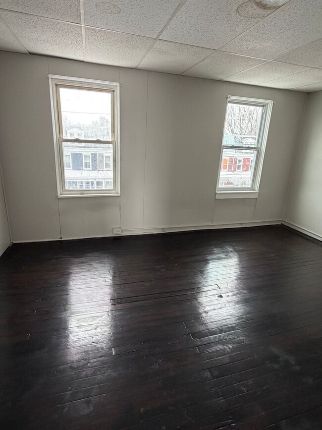 Building Photo - 5 Bedroom Pet Friendly House in Lancaster!