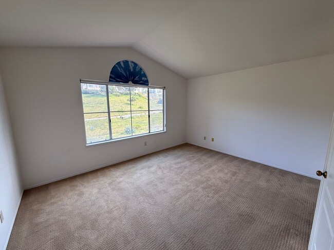 Building Photo - Beautiful 2 Bed, 2.5 Bath Two-Story Townho...