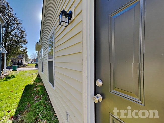 Building Photo - 940 Ravine Dr