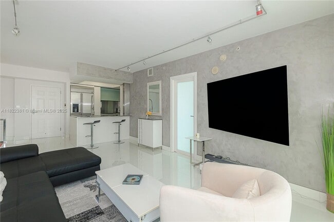 Building Photo - 2000 N Bayshore Dr