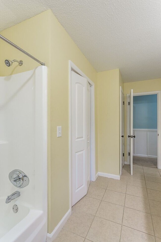 Building Photo - 4 Bedroom Rental in East Brainerd!