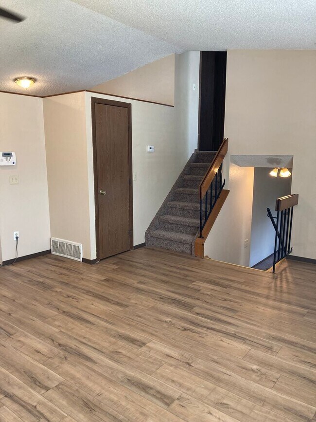 Building Photo - Charming 3 Bed, 2 Bath Home with Spacious ...