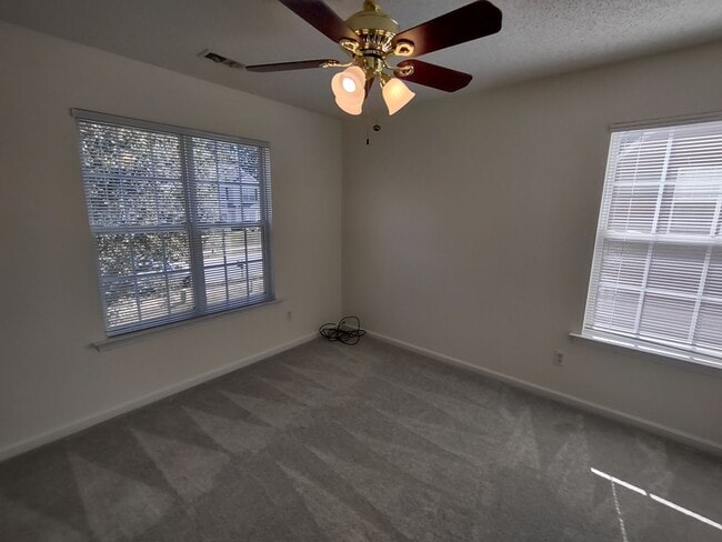 Building Photo - Beautiful 2-story home located in the Reed...