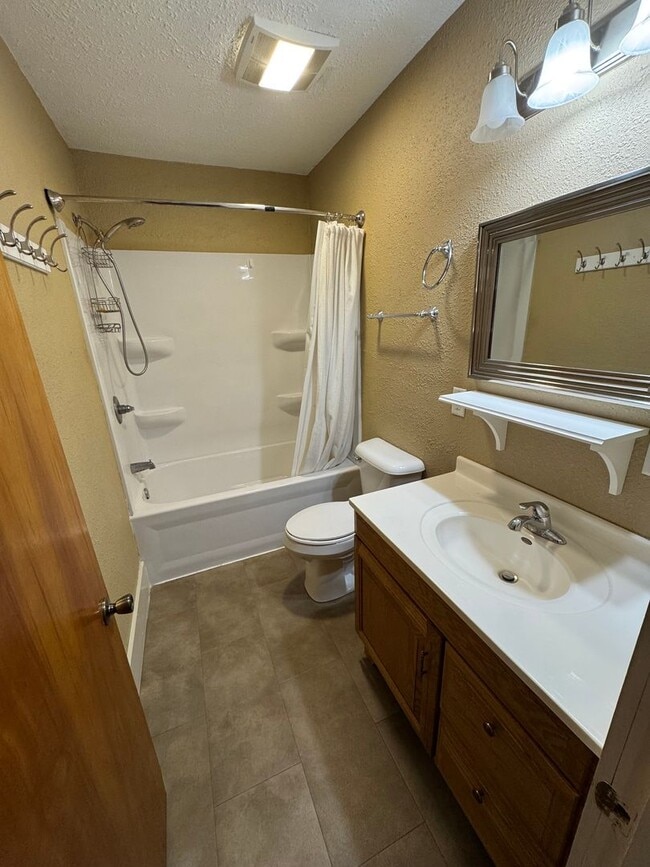 Building Photo - Main level house