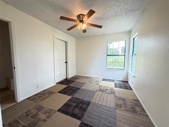 Building Photo - 107 E Moerbe