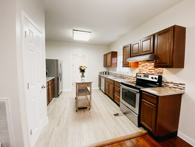 Building Photo - 805 Mountain Creek Rd