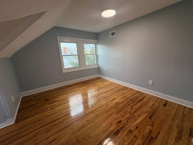 Building Photo - 347 Norwood Ave