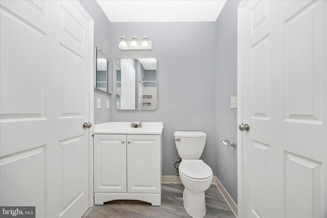 Building Photo - 10001 Vanderbilt Cir