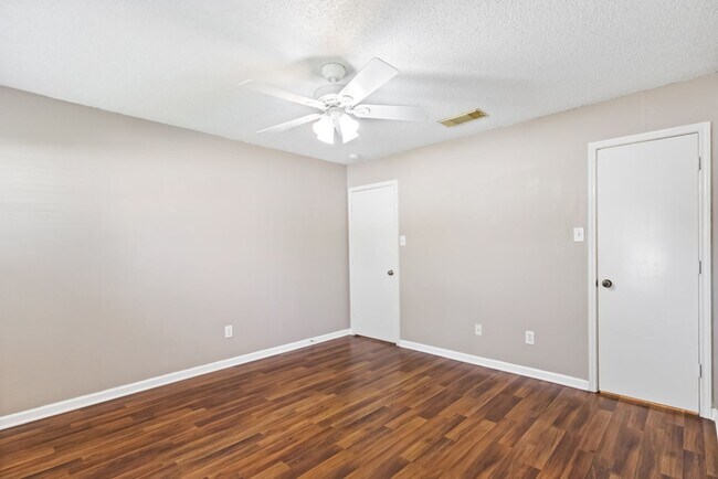 Building Photo - 2 Bedroom/ 1 Bath Bridgewood Subdivision