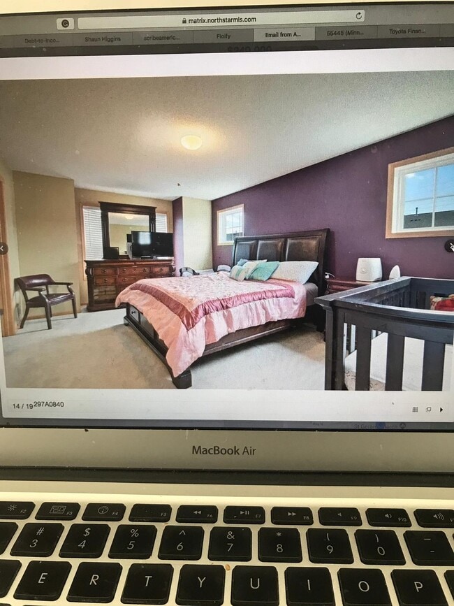 Master bedroom - 9610 Scott Cir N