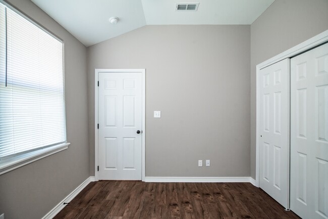 Building Photo - 803 S Main St