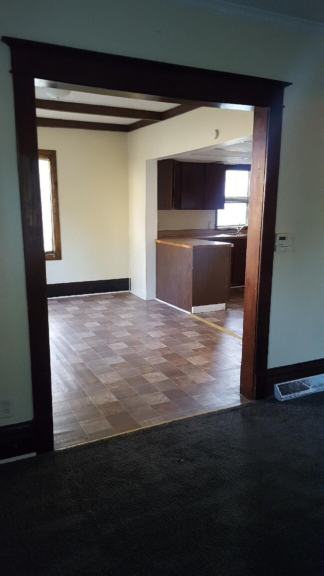 Building Photo - 1122 Wellington St