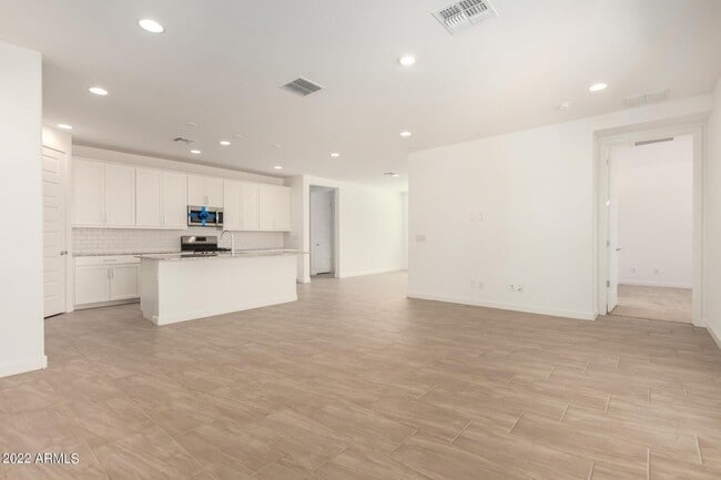 Building Photo - 132 E Teakwood Dr