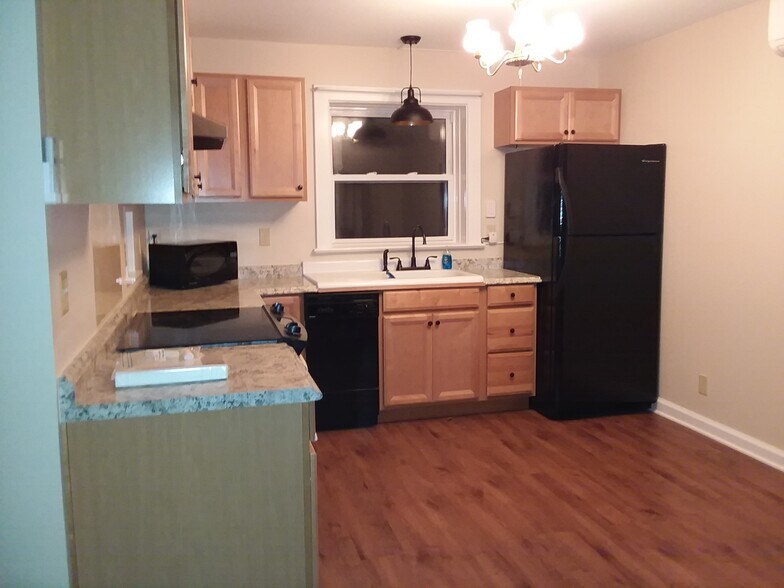 Full modern kitchen - 2392 Clements Hollow Ln