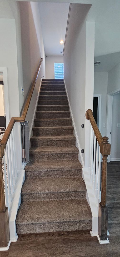 Building Photo - Live where charm meets convenience-Glenmoo...