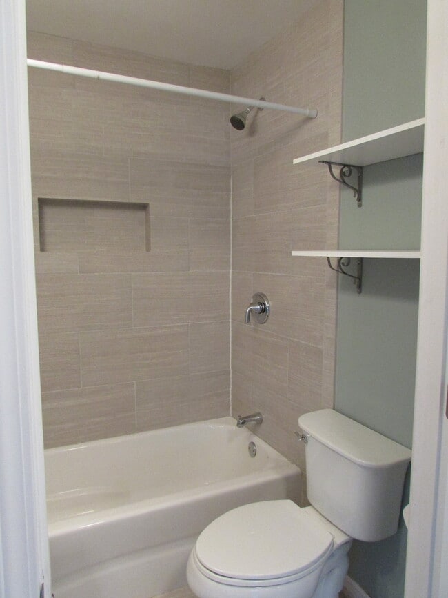 Building Photo - 2 Bed 1 Bath House