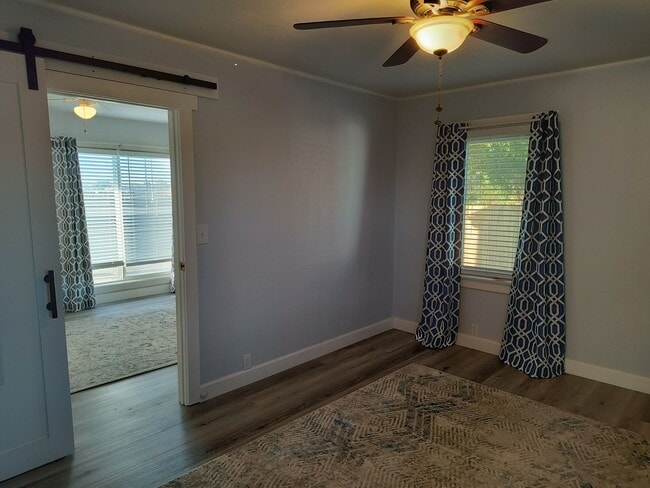 Building Photo - AVAILABLE NOW!!! 3 Bedroom in Roseville!