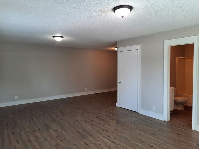 Building Photo - $1195 - 1 bedroom/ 2 bathroom plus 2 bonus...