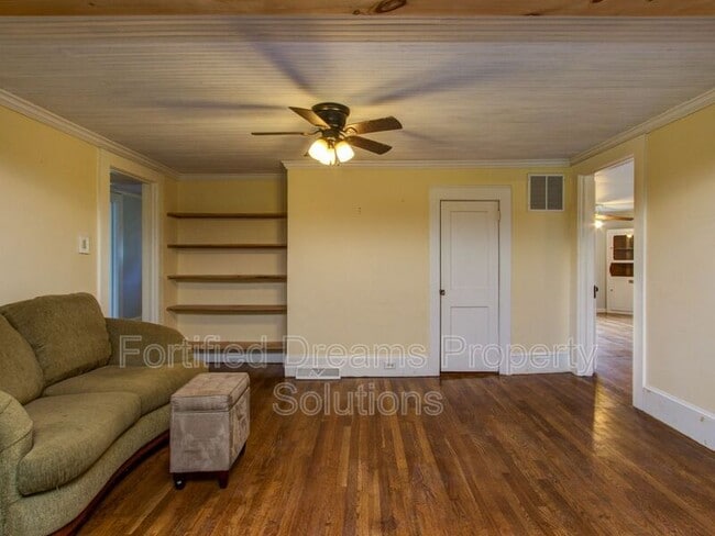 Building Photo - 7507 Greenlawn Dr
