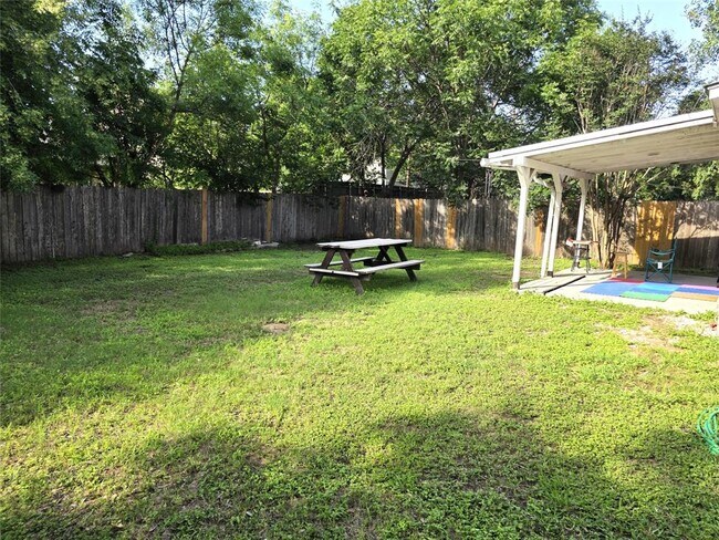 Building Photo - 1600 Hollow Tree Blvd