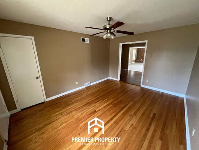 Building Photo - 3BR/1.5BA Memphis Rental with Tile Flooring, Brick Fireplace & Fenced Yard