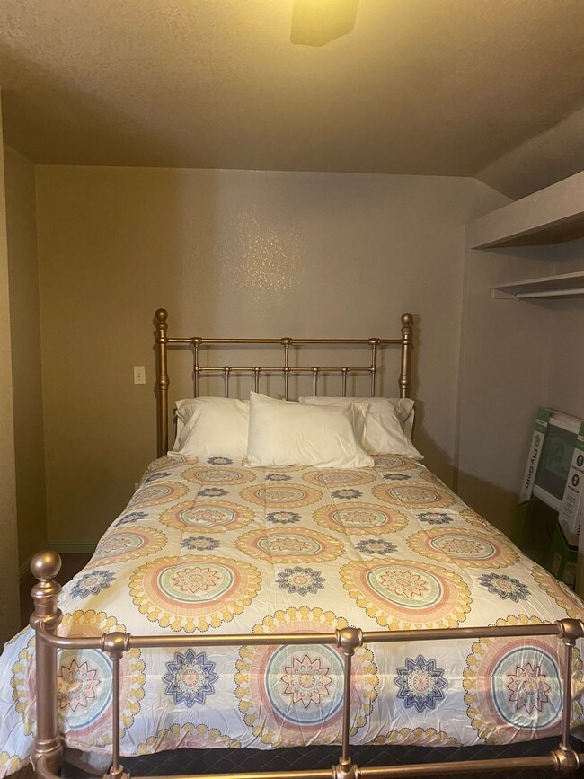 Building Photo - 555 E Simpson Ave