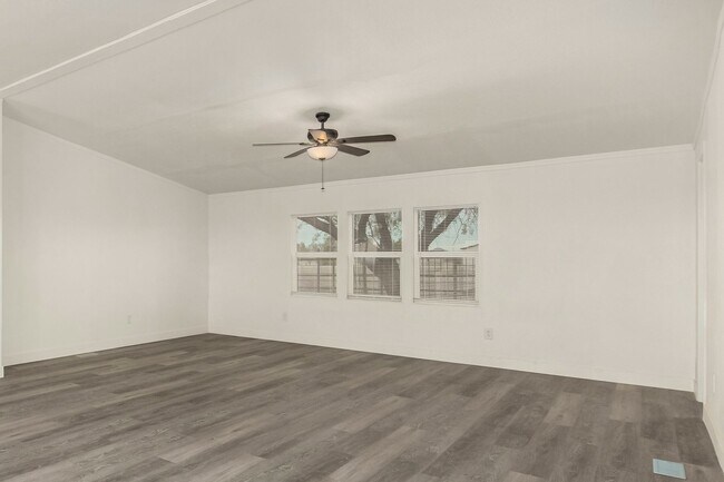 Building Photo - 1.25 Acre 5 Bedroom 3 Bathroom Horse Property in Florence!