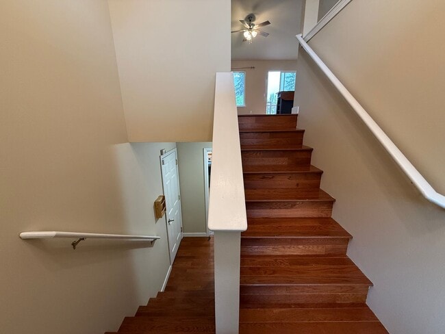 Building Photo - Beautiful Split-Entry 4 Bed 3 Bath Home Fully Fenced Yard
