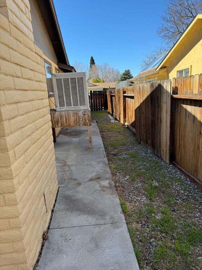 Building Photo - Stylish Modern 3 bed 2 bath house