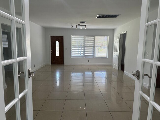 Building Photo - 4 bed 2 bath plus a den, could be a 5th bed.