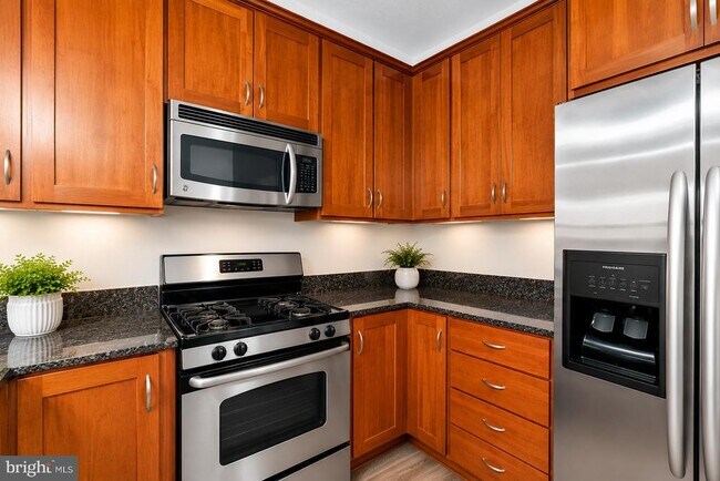 Building Photo - 1708 Lake Shore Crest Dr