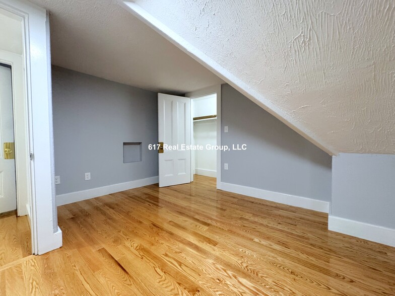 Building Photo - 4 Everett Square