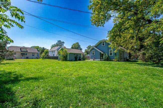 Building Photo - 3 Bedroom / 1 Bath Home with Washer/Dryer ...