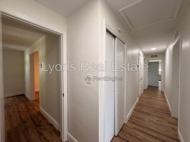 Building Photo - 10621 McGregor Blvd