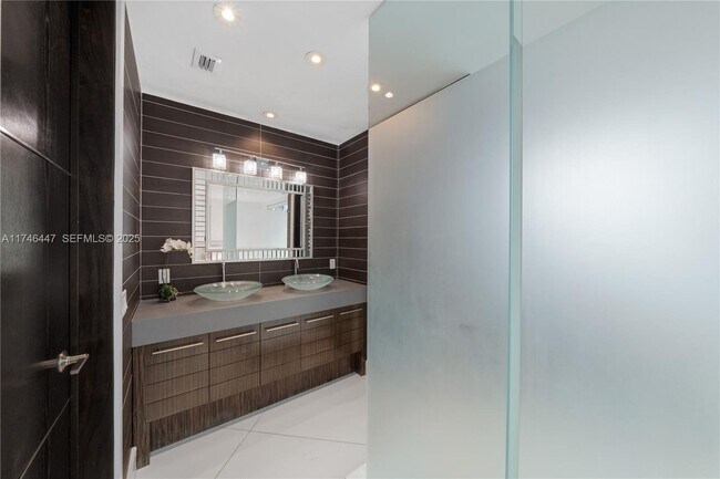 Building Photo - 227 E Dilido Dr